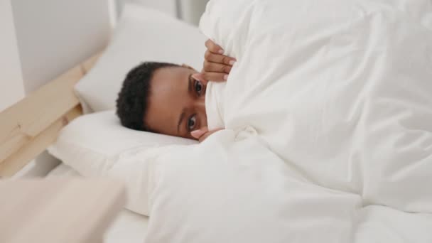 Afroamerikanerin Liegt Auf Bett Und Deckt Gesicht Mit Decke Schlafzimmer — Stockvideo