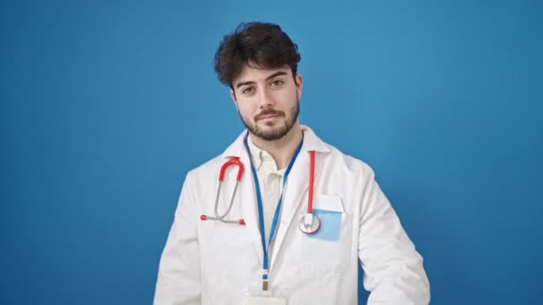 Genç Spanyol Doktor Gülümsüyor Mavi Arka Planda Dolarları Elinde Tutuyor — Stok video