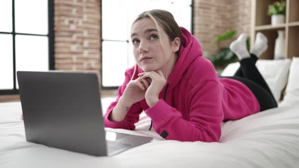 Jovem Loira Usando Laptop Deitado Cama Quarto — Vídeo de Stock