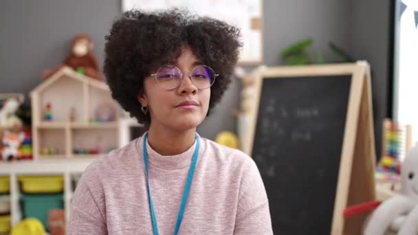 Genç Afrikalı Amerikalı Anaokulu Öğretmeni Anaokulunda Masasında Kendinden Emin Bir — Stok video