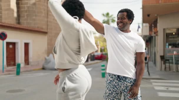 Afrikaans Amerikaans Man Vrouw Paar Dansen Kussen Straat — Stockvideo