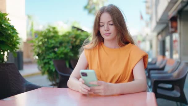 Jeune Femme Utilisant Smartphone Assis Sur Table Terrasse Café — Video