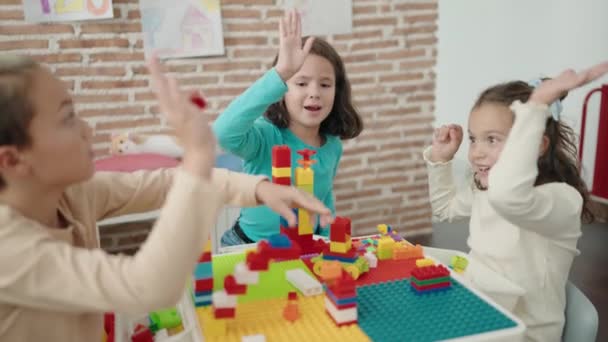 Kelompok Anak Anak Bermain Dengan Blok Konstruksi Tinggi Lima Dengan — Stok Video