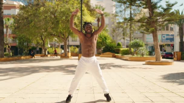 Afroamerikanerin Ohne Hemd Trainiert Sprungübung Park — Stockvideo