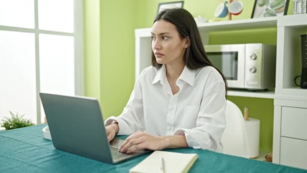 Jovem Bela Mulher Hispânica Usando Laptop Sentado Mesa Sala Jantar — Vídeo de Stock