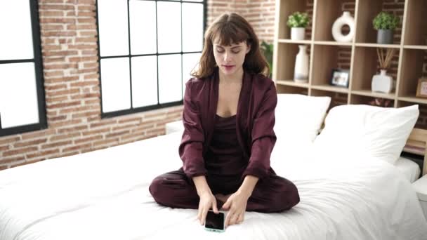Ung Kaukasisk Kvinna Använder Smartphone Gör Yoga Motion Sovrummet — Stockvideo