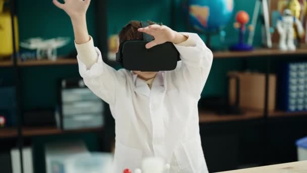 Liebenswert Hispanischer Junge Student Mit Virtual Reality Brille Labor Klassenzimmer — Stockvideo