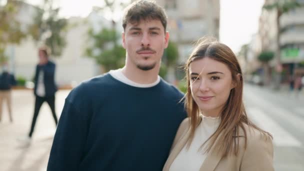 Sokakta Öpüşen Genç Çift — Stok video