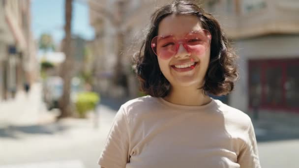 Mladá Žena Usmívá Sebevědomě Nosí Sluneční Brýle Srdce Ulici — Stock video