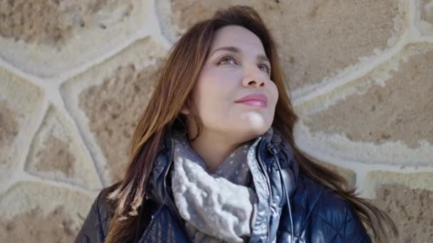 Mladá Krásná Hispánská Žena Hledající Nebe Ulici — Stock video