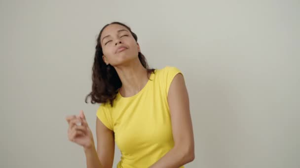 Junge Afroamerikanerin Lächelt Selbstbewusst Und Tanzt Vor Isoliertem Weißen Hintergrund — Stockvideo