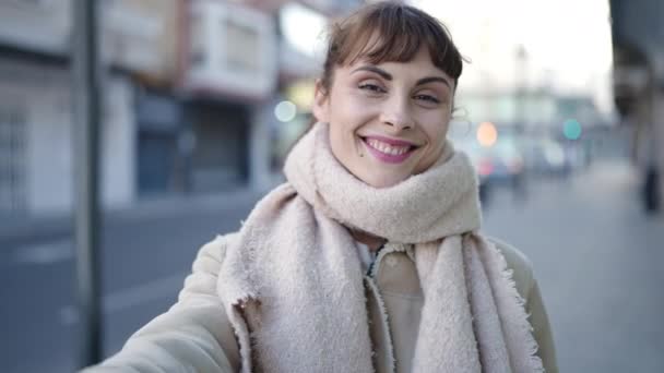 Young Caucasian Woman Smiling Confident Asking Come Street – Stock-video