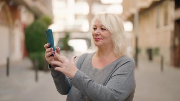 Mulher Loira Meia Idade Sorrindo Confiante Fazendo Vídeo Pelo Smartphone — Vídeo de Stock