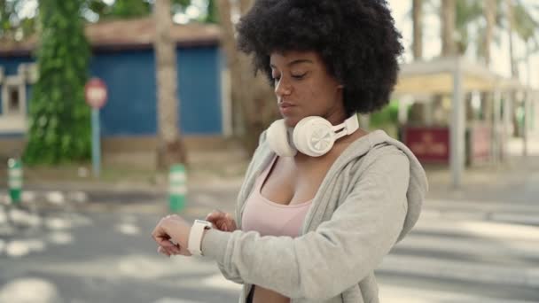 Αφροαμερικανή Γυναίκα Που Φοράει Αθλητικά Ρούχα Χρησιμοποιώντας Χρονόμετρο Στο Δρόμο — Αρχείο Βίντεο