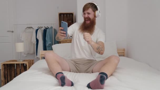 Genç Kızıl Saçlı Adam Yatak Odasında Video Oyunu Oynuyor — Stok video