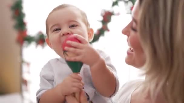 Moeder Zoon Spelen Maraca Stand Kerst Decoratie Kleuterschool — Stockvideo