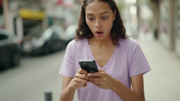 Giovane Donna Afroamericana Utilizzando Smartphone Con Espressione Vincente Strada — Video Stock