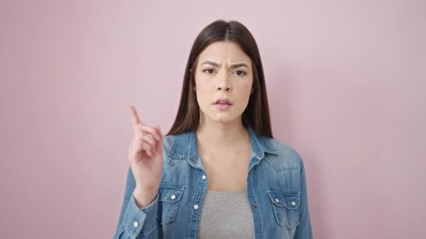 年轻美丽的惊慌失措的女人用手指在孤立的粉色背景上说不 — 图库视频影像