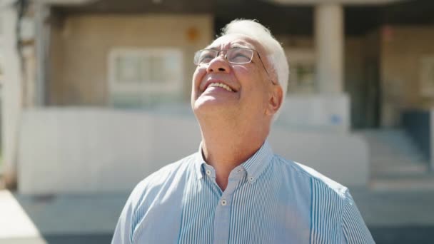 Hombre Mayor Sonriendo Confiado Mirando Cielo Calle — Vídeos de Stock