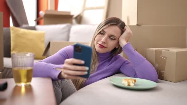 Genç Sarışın Kadın Akıllı Telefon Kullanıyor Yeni Evinde Yerde Oturuyor — Stok video