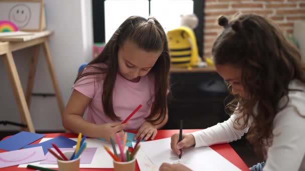 Roztomilé Dívky Předškolní Studenti Sedí Stole Kreslení Papíře Školce — Stock video
