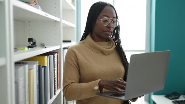 Mulher Africana Usando Laptop Universidade Biblioteca — Vídeo de Stock