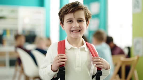 可敬的高加索男孩微笑着自信地站在教室里 — 图库视频影像