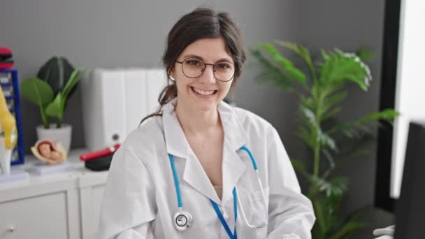 Νεαρή Όμορφη Ισπανίδα Γιατρός Χαμογελά Κάνοντας Χειρονομία Καρδιάς Χέρια Στην — Αρχείο Βίντεο