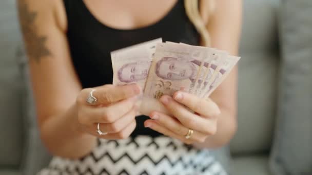 Νεαρή Γυναίκα Που Μετρά Χαρτονομίσματα Των Δολαρίων Στο Σπίτι — Αρχείο Βίντεο