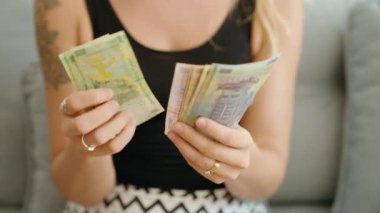Romanya 'da paraları sayan genç bir kadın.