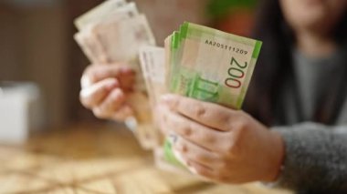 Kadının elleri odada Rus rublesi sayıyor.