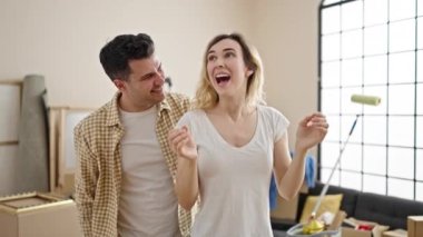 Erkek ve kadın çift yeni evlerinde şaşırtıcı.