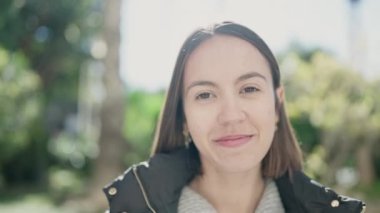 Parkta kendine güvenen güzel, İspanyol bir kadın.