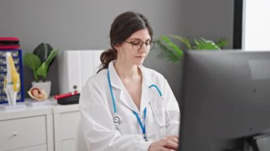 Klinikte bilgisayar kullanan güzel İspanyol kadın.