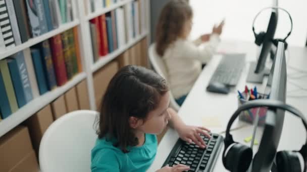 Urocze Dziewczyny Student Pomocą Komputera Przybij Piątkę Klasie — Wideo stockowe