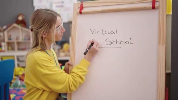 Fiatal Szőke Egy Videohíváson Aki Tanárként Dolgozik Óvodában — Stock videók