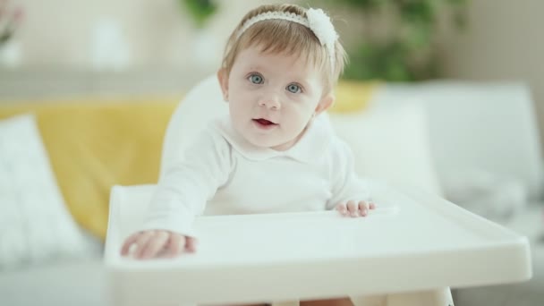 Adorável Bebê Loiro Sorrindo Confiante Sentado Cadeira Alta Casa — Vídeo de Stock