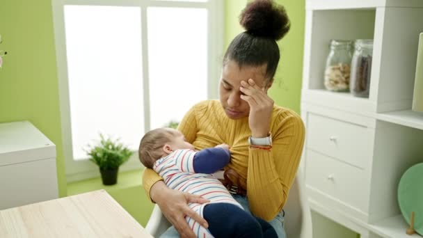Mãe Filho Sentados Mesa Estressados Amamentando Bebê Sala Jantar — Vídeo de Stock