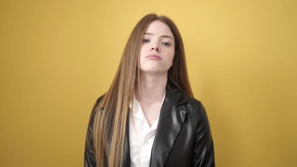 Junge Blonde Frau Steht Mit Besorgtem Gesichtsausdruck Vor Isoliertem Gelben — Stockvideo
