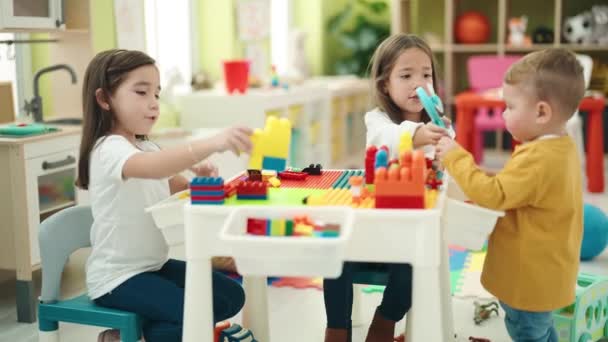 Group Kids Playing Construction Blocks Sitting Table Kindergarten — Stockvideo