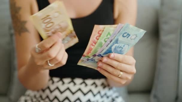 Ung Kvinna Räknar Kanada Dollar Sedlar Hemma — Stockvideo