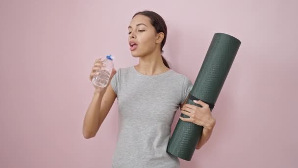 Wanita Cantik Hispanik Muda Mengenakan Pakaian Olahraga Memegang Tikar Yoga — Stok Video