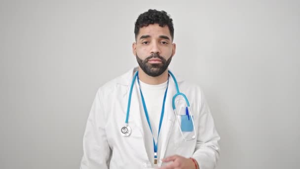 Ung Spansktalende Mand Læge Gør Med Hånd Brystet Isoleret Hvid – Stock-video