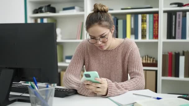 Молода Красива Студентка Іспанка Використовує Комп Ютер Смартфон Навчається Бібліотечному — стокове відео