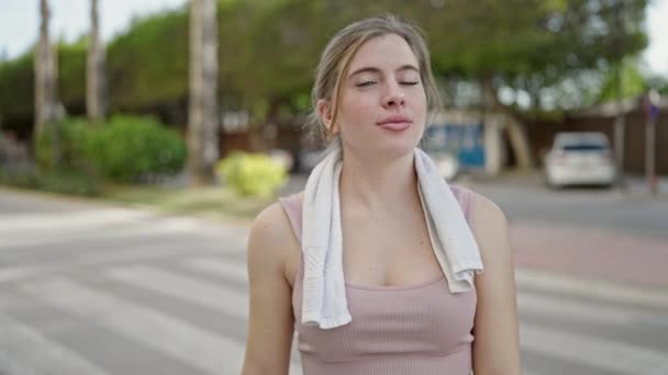 Sokakta Kendine Güvenen Spor Giyinen Genç Sarışın Kadın — Stok video