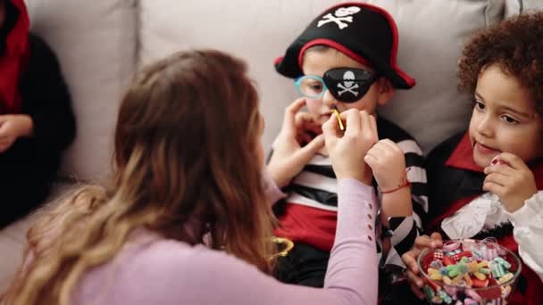 Groupe Enfants Mangeant Des Bonbons Ayant Halloween Maquillage Maison — Video