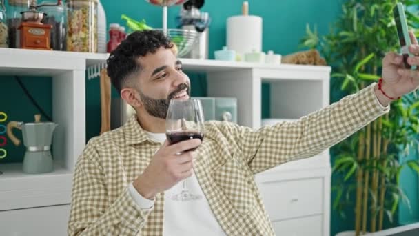 Jonge Spaanse Man Die Glas Wijn Drinkt Maakt Selfie Met — Stockvideo