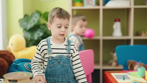 Anaokulunda Oynayan Sevimli Çocuklar Rahat Bir Ifadeyle Ayakta Duruyorlar — Stok video