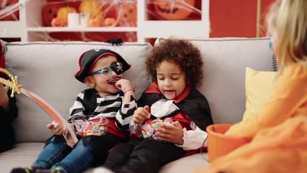 Grupo Niños Con Disfraz Halloween Comiendo Caramelos Casa — Vídeos de Stock