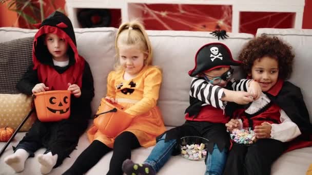 Sekelompok Anak Anak Yang Mengenakan Kostum Halloween Meletakkan Permen Keranjang — Stok Video